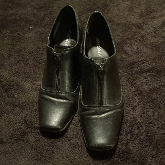 Aerosoles black ankle heeled boot. - Picture 2 of 9